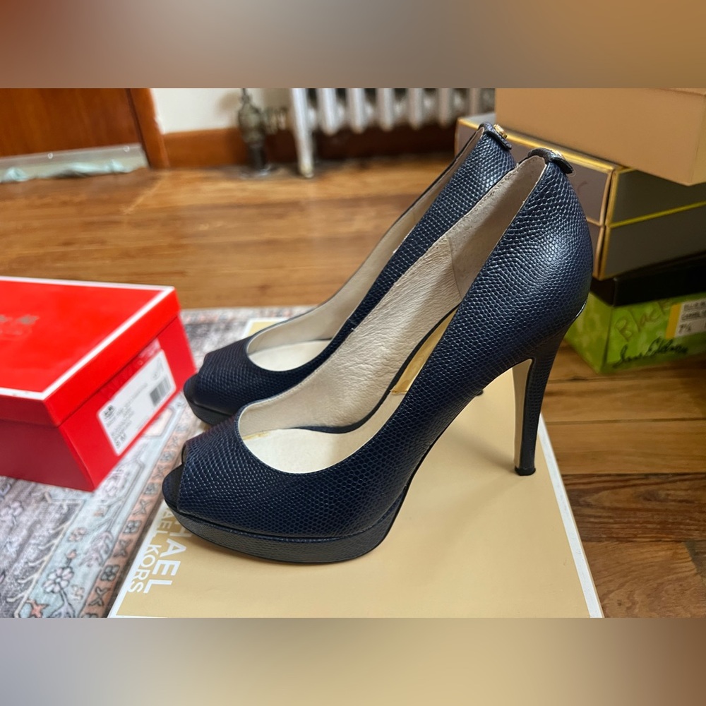 Like new Micheal Kors Navy snake print heels Women’s size 8